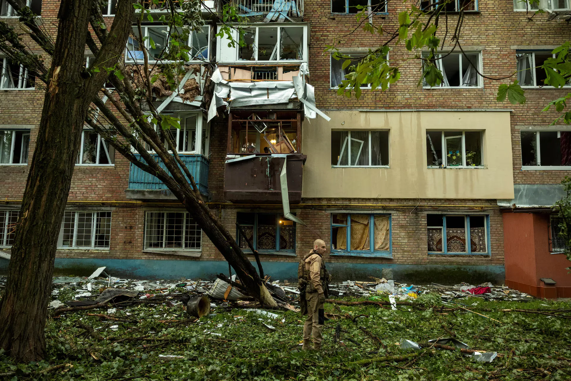 Слідчий стоїть біля багатоквартирного будинку, пошкодженого під час російської атаки, на тлі нападу Росії на Україну, у Києві, Україна, 24 травня 2025 року